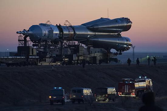 当地时间2018年12月1日，哈萨克斯坦拜科努尔，“联盟MS-11”载人飞船被运往发射台。