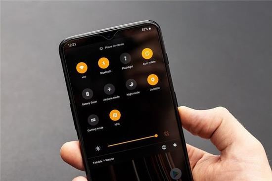 一加6T迈凯伦定制版(图源The Verge)