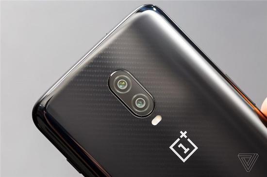 一加6T迈凯伦定制版(图源The Verge)