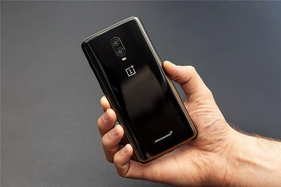 一加6T迈凯伦定制版(图源The Verge)