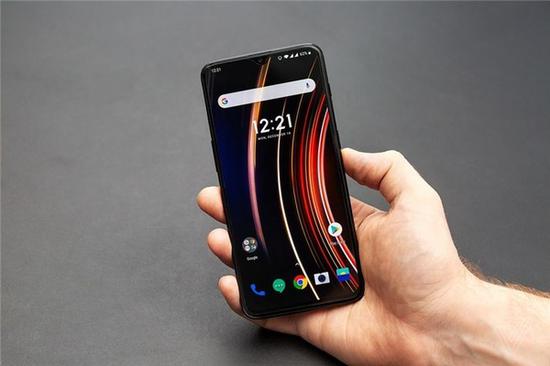 一加6T迈凯伦定制版(图源The Verge)