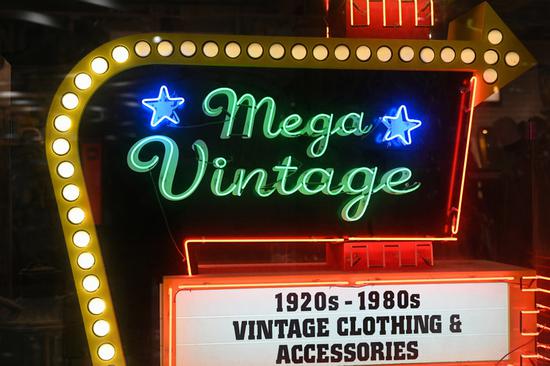 焦距:50mm　 光圈:f/2.8　 ISO感光度:400