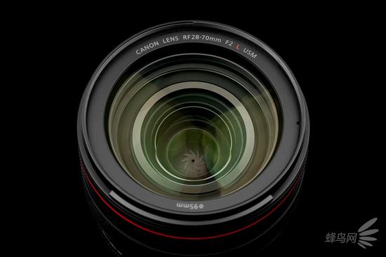 佳能RF 28-70mm f/2 L USM镜头前镜组拥有95mm的口径