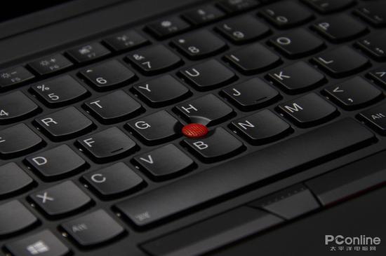 ThinkPad X1 隐士依旧保持了备受好评的X型支撑、鼓形结构和弧形键帽等设计