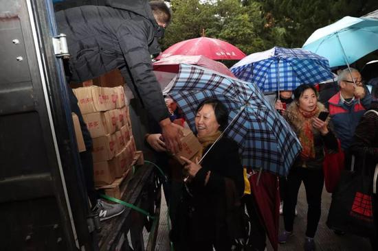 上海虹霞小区的居民领取刚到货的秭归脐橙
