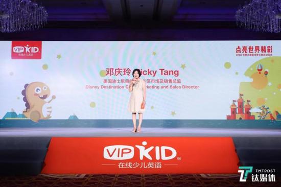 2018年9月6日，迪士尼目的地中华市场和销售总监邓庆玲出席双方“合作”发布会