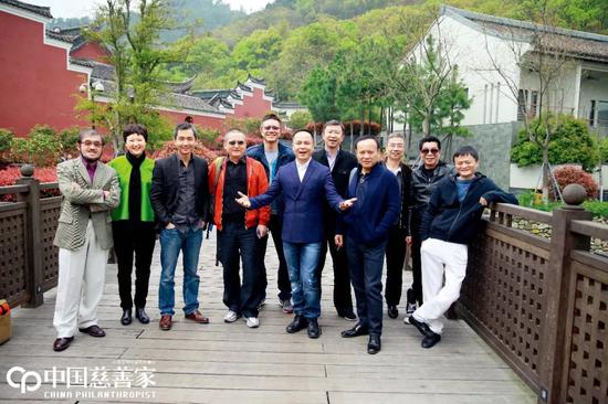 2015年4月,马云联合马化腾、沈国军、朱保国等企业家发起成立“桃花源生态保护基金会”。