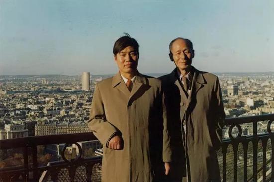 1979年魏宝文院士（左）同杨澄中先生在巴黎