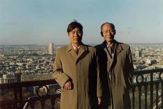 1979年魏宝文院士(左)同杨澄中先生在巴黎