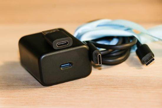 内部也附赠了USB C-USB A转接头