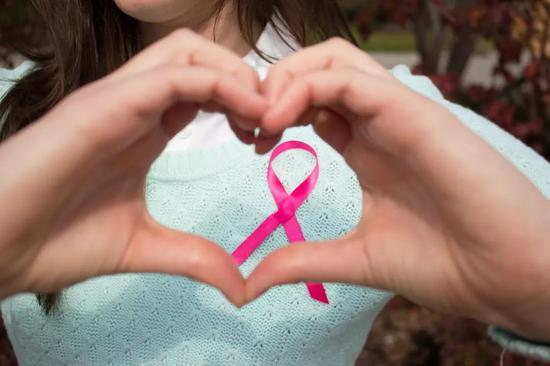 粉丝带是抗击乳腺癌的象征，但临床需要的是牛药