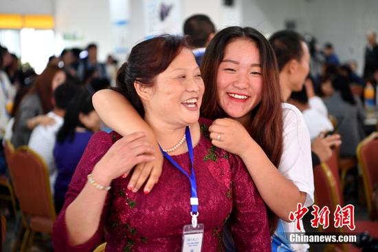 2018年5月9日，280名当年地震后的孤困儿童相聚在成都“安康家园”，与照顾自己的“安康妈妈”重逢。中新社记者 张浪 摄