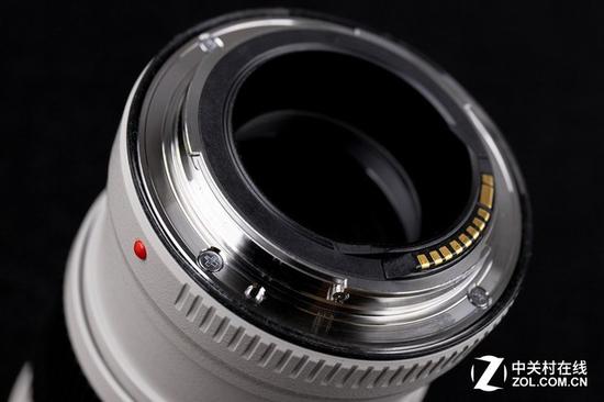 佳能70-200mm F4镜头卡口处的橡胶圈带来了更好的密封性