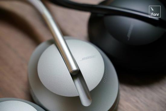 头梁内侧,Bose 700 采用了硅胶材质,相比 QC 35 的翻毛更容易清理。