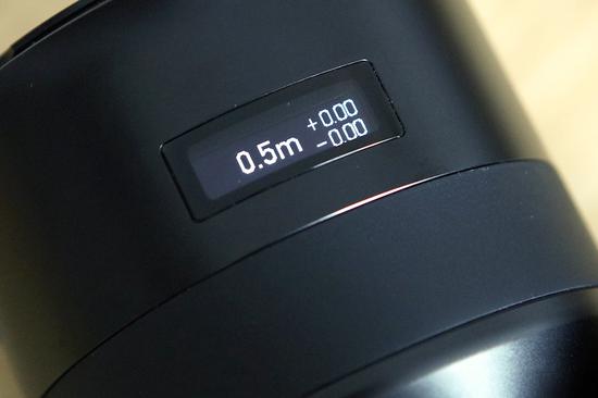 蔡司Batis 2/40 CF镜身OLED 显示屏