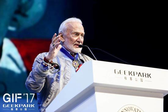 2017 年极客公园创新大会演讲台上的 Buzz Aldrin〡极客公园