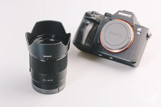 索尼FE 35mm F1.8镜头与索尼α7 III相机