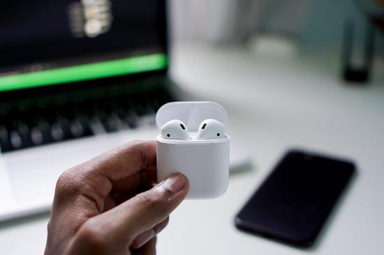首先,AirPods 最吸引我的,是佩戴的舒适感,准确来说应该是无感。