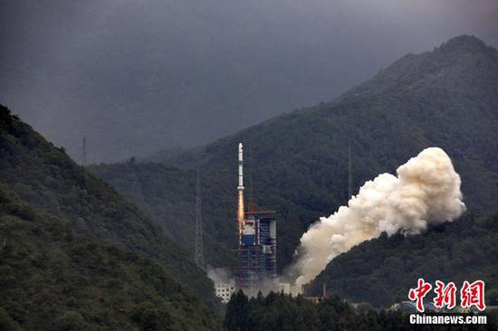 北京时间7月26日11时57分,长二丙“一箭三星”成功发射。作者 石立群