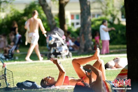 7月25日，席卷整个欧洲的极端高温天气使德国连续两天刷新最高气温纪录。。中新社记者 彭大伟 摄