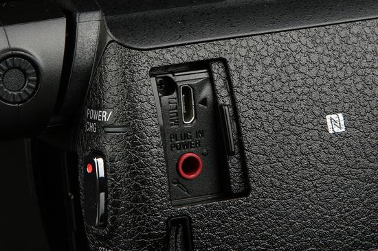 索尼4K摄像机AX60多功能微型USB接口和外接麦克风接口