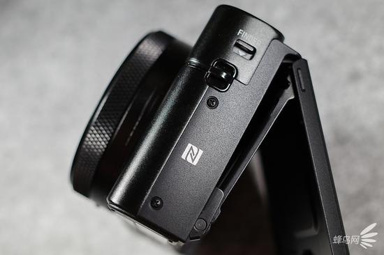 索尼黑卡RX100 VII侧面