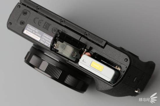 佳能PowerShot G5 X Mark II相机底部