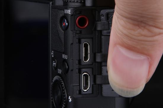索尼黑卡RX100 VII输入输出端口