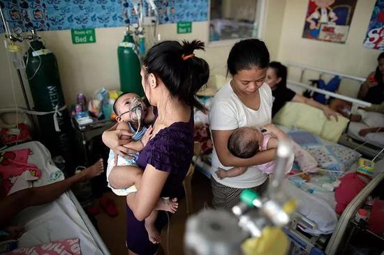 2019年2月，菲律宾马尼拉和吕宋岛中部暴发麻疹疫情，医院病房中住满了麻疹患儿。