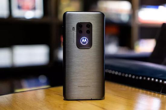 Moto One Zoom 还配备了 25MP 前摄(via TheVerge)