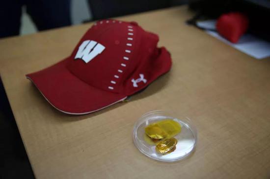 图 | 这顶帽子嵌入了能够通过机械能发电的纳米贴片。(来源:Alex Holloway, University of Wisconsin–Madison)