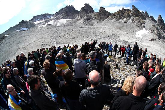 当地时间2019年9月22日，瑞士，人们登上山顶为正在消失的Pizol冰川举办哀悼仪式，以示对气候变化的关注。 视觉中国 图