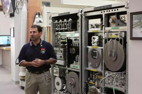 肯尼迪航天中心的工作人员正在向媒体展示即将运往国际空间站的水循环系统。（图片来源：NASA）