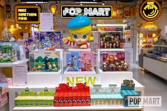 POP MART的Molly系列2018年卖出400万个  仅国内的销售额就达2亿多元