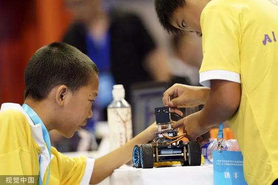 2019全国青少年威盛中国芯HTC人工智能科普教育展演活动在北京举行，参赛小选手调试他们创作的人工智能项目作品