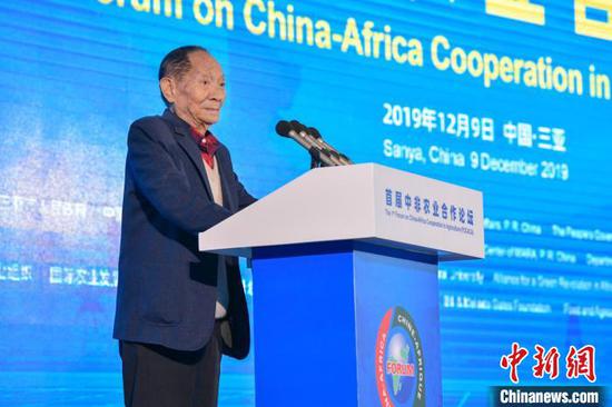 图为中国工程院院士、杂交水稻专家袁隆平出席论坛并发言。