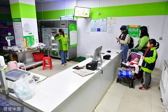 呆萝卜门店内,贾继海消费者在等待处理结果