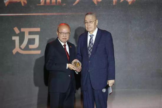 国际钢琴演奏家、作曲家和音乐教育家，原全国政协委员刘诗昆（右）为卢迈（左）颁发荣誉