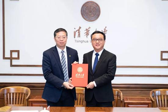 邱勇校长向张亚勤教授颁发聘书