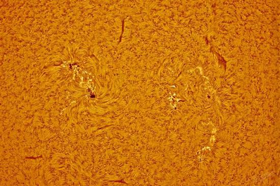 太阳黑子及其附近的光球精细结构(图片来源:ESA)