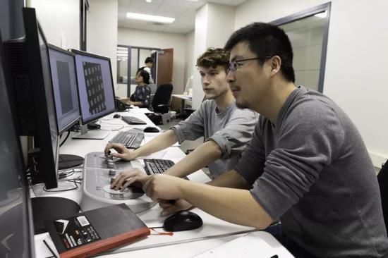 ▲本研究的兩名共同一作Daniel Wrapp與王年爽博士(圖片來源:Vivian Abagiu/Univ。 of Texas at Austin)