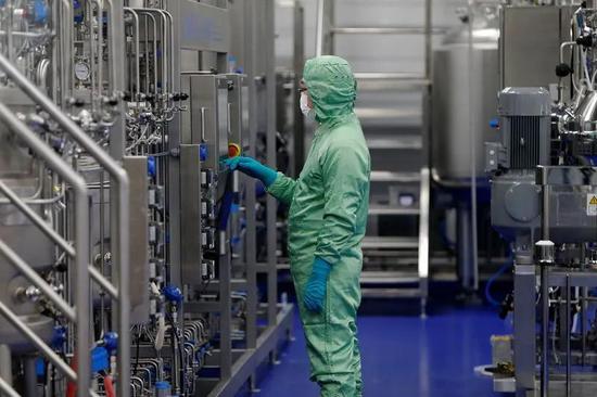 一名技术人员在中国疫苗生产企业康希诺生物位于天津的工厂工作,公司已经开始在志愿者中测试其新冠疫苗。来源:路透社