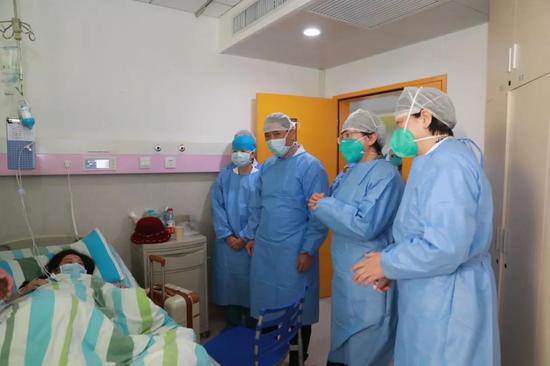 乔杰（左三）赴中南医院考察妇幼工作