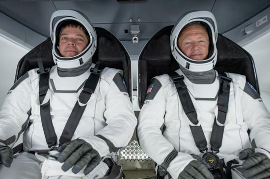 图|鲍勃·本肯（左）和道格·赫尔利（右）（来源：SpaceX）