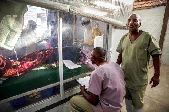 刚果(金),一名埃博拉感染重症患者在当地创新性的隔离棚内.