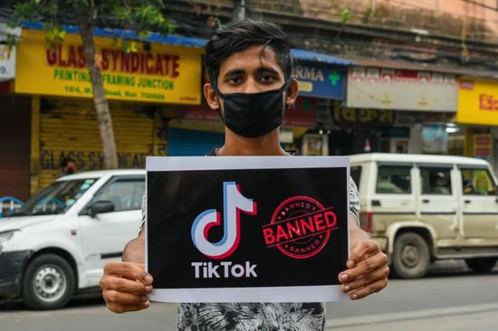 印度加尔各答一名抗议者举起抵制TikTok的标语牌。