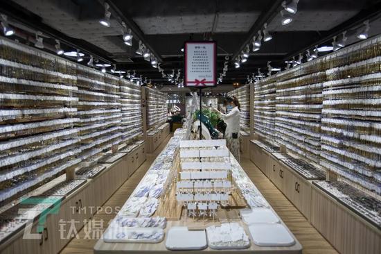 广州市泰康饰品城8楼蜜丝诺儿饰品展厅。展厅1600平米，有10万款饰品现货，是一个供客户选款的批发市场。