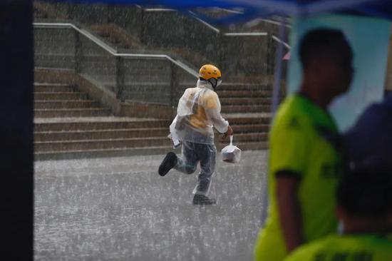 在雨中奔跑的外卖员