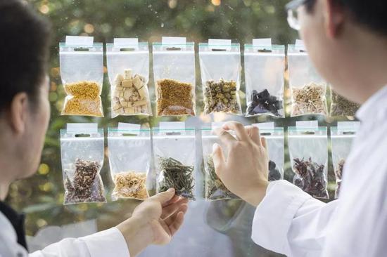 研究人員分析不同的添加材料對啤酒口味的影響
