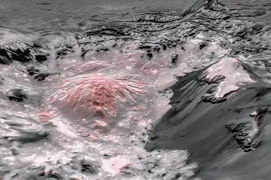 奥刻瑞斯陨石坑（Occator Crater）区域，盐水是从谷神星地壳下的深层储集层被推上来，呈现为红色。图片来源：NASA/JPL-Caltech/UCLA/MPS/DLR/IDA